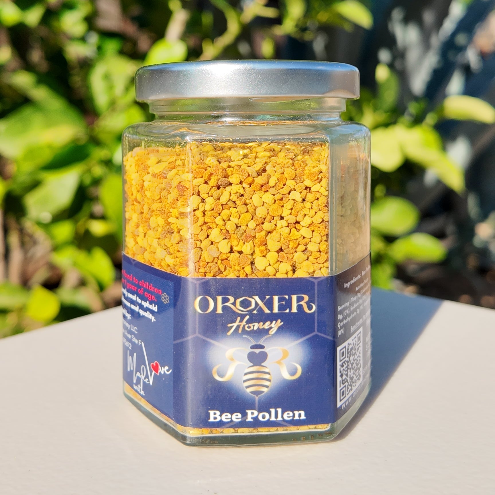 Jar of Bee Pollen with a blue label on a surface outdoors

Honey, honeycomb, bee, polle, miel, abeja, penca